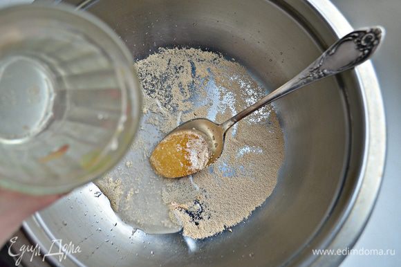 Мед и дрожжи растворить в теплой (но не горячей) воде. Дать немного постоять до вспенивания смеси.