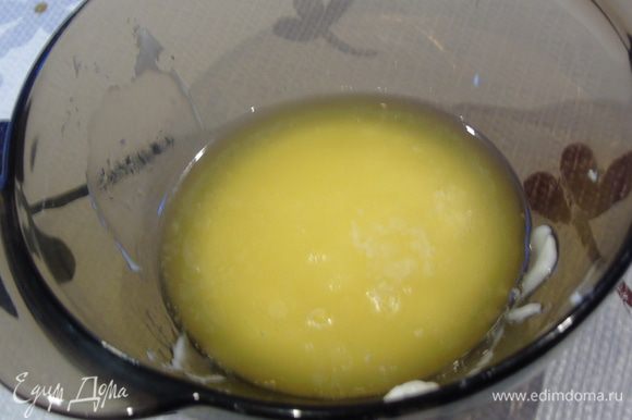 Сливочное масло растопите и остудите и влейте к взбитым яйцам.