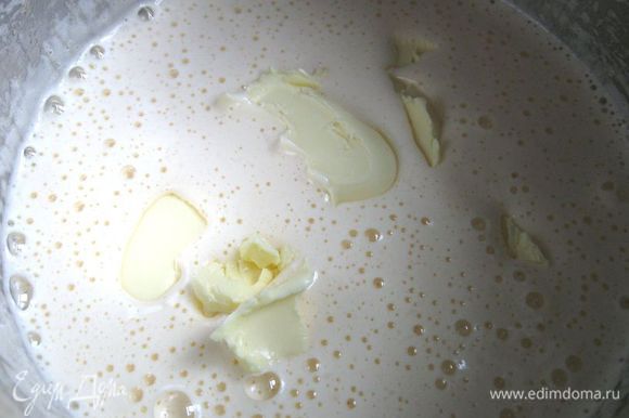 К яичной смеси добавить размягченное сливочное масло, затем молоко, щепотку соли. Взбить миксером до однородной массы.