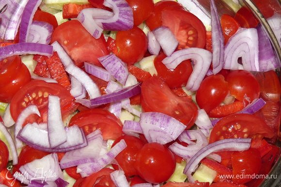 Овощи нарезаем крупными кусочками, перец — соломкой, лук — полукольцами.