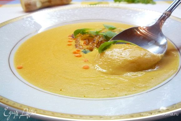 Разлейте суп по тарелкам, украсив кольцами лука и листиками руколы. Приятного аппетита!!!