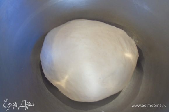 В молочную смесь постепенно добавляйте муку и замешивайте тесто. Хорошо вымешайте. Тесто должно быть гладким и эластичным.