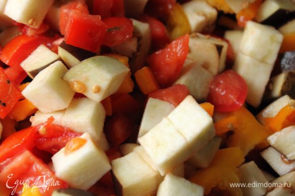 Пока тесто подходит, приготовить овощную начинку. Все овощи нарезать кубиками и потушить на сковородке до мягкости.