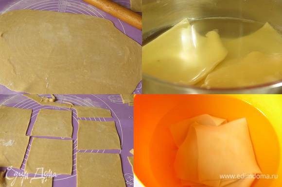Раскатываем тесто на припыленном мукой столе. Нарезаем квадраты 10х10. Отвариваем тесто по 2 минуты в кипящей соленой воде. Вынимаем пласты теста и кладем в холодную воду.