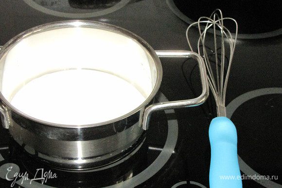 Пока тесто поднимается, приготовим ванильный крем. Молоко налить в сотейник и прогреть.