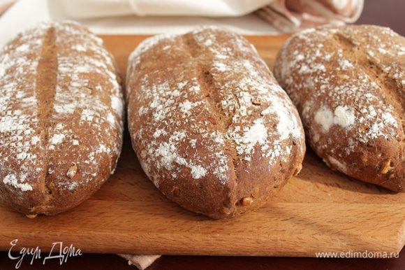 Выпекайте хлеб первые 10 минут с паром, после чего температуру убавьте до 180°С и пеките еще минут 20 — 25 до готовности.