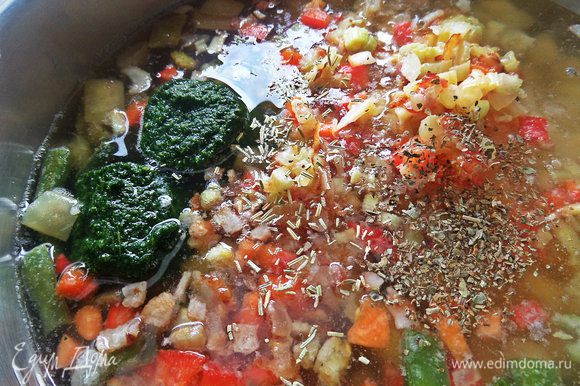 Добавим в суп эти специи и шпинат замороженный. Если свежий, то добавить его позже.