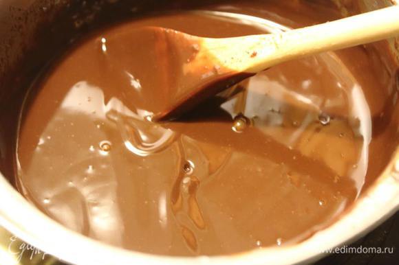 Готовим ганаш: растворяем в теплых сливках шоколад.