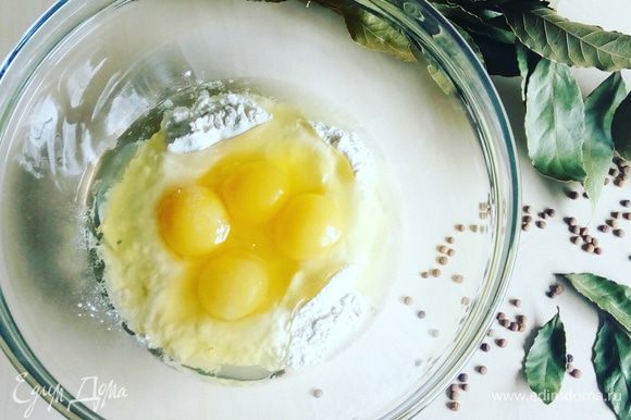 В глубокую миску высыпаем стакан муки, разбиваем туда 4 яйца, щепотку соли + 1 ст. ложка оливкового масла, все перемешиваем.