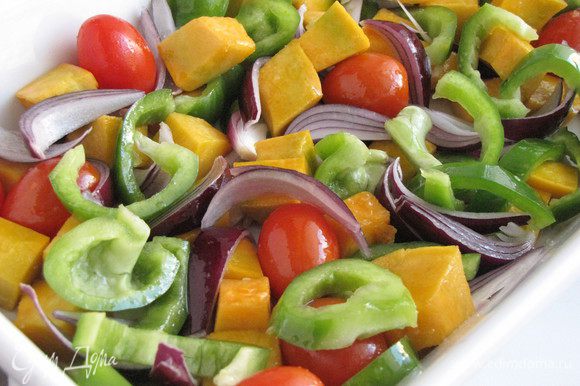 Разогреть духовку до 180°С. Выложить овощи на противень или в форму, посолить, сбрызнуть растительным маслом, перемешать. Накрыть овощи фольгой и запекать 30 минут. Овощи должны остаться слегка хрустящими.