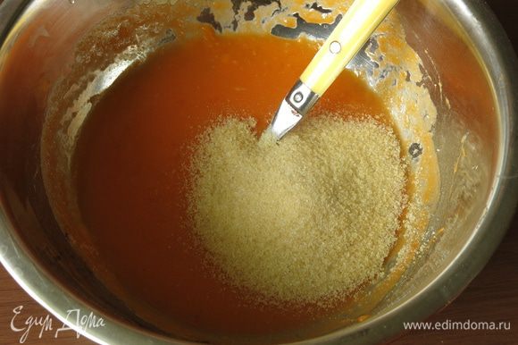 В пюре с ложкой меда разводим желатин, добавляем размолотые зерна кардамона. До приготовления держим массу на миске с горячей водой, чтобы масса не застыла.
