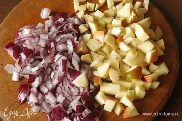Нарезаем лук и яблоки маленькими кубиками.