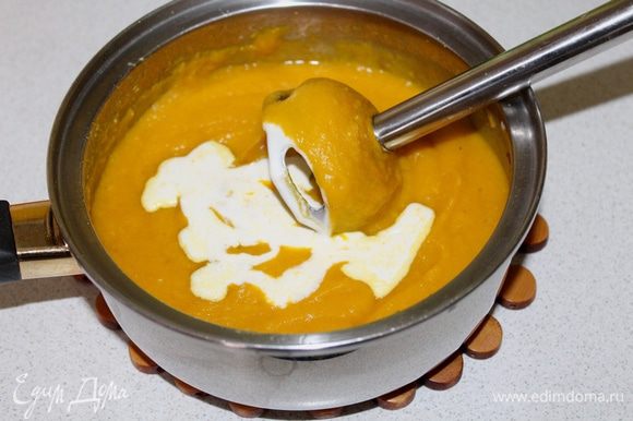 Суп пюрировать блендером, добавить сливки, перемешать.