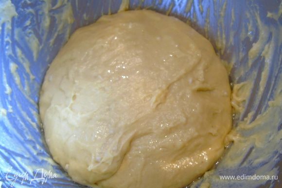 Вливаем растопленное сливочное масло и тщательно вымешиваем тесто. Тесто будет липким, но муки больше не добавляйте, чем больше будете месить, тем тесто будет покладистей. Смажьте растительным маслом (1/2 ст. л.), накройте и отправьте в теплое место на 1 — 1,5 часа, тесто должно увеличиться вдвое.