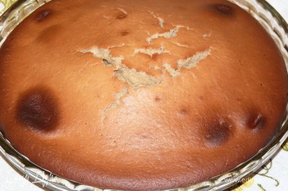 Выпекать при 180°С в течение 30 минут. Пирог из-за варенья будет немного темнее, чем обычная выпечка. Немного остудить в духовке.
