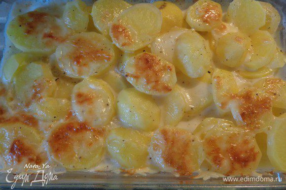 Поставить картофель в разогретую до 200°С духовку на 30 — 35 минут. Вот такая красивая и румяная картошка вышла на гарнир к нашей рыбе.