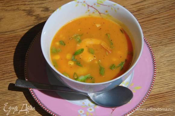 Разлить суп в тарелки и посыпать зеленым луком.