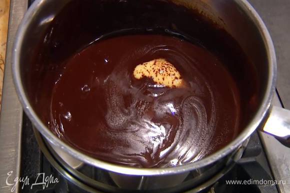 Шоколад поломать кусочками и вместе со 100 г сливочного масла растопить на водяной бане.