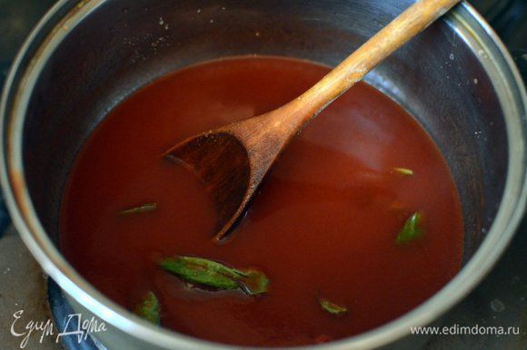 Ставим на огонь глубокую кастрюлю, вливаем томатный соус, добавляем примерно 1 ст. л. оливкового масла экстра верджин, зубчик чеснока целиком и листики базилика. Тушим соус на среднем огне около 30 минут, вылавливаем чеснок, выкидываем. Снимаем соус с огня.