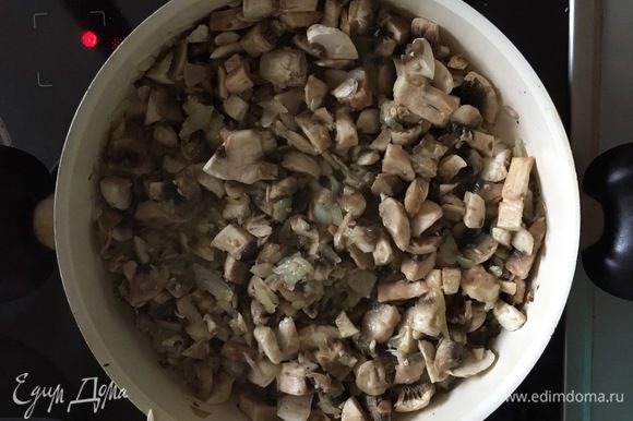 Добавляем в сковородку (сейчас кстати можно добавить сушеные лесные грибы) к луку и обжариваем до готовности (воды не должно остаться, но и не пересушиваем). По мере необходимости добавляем растительное масло.