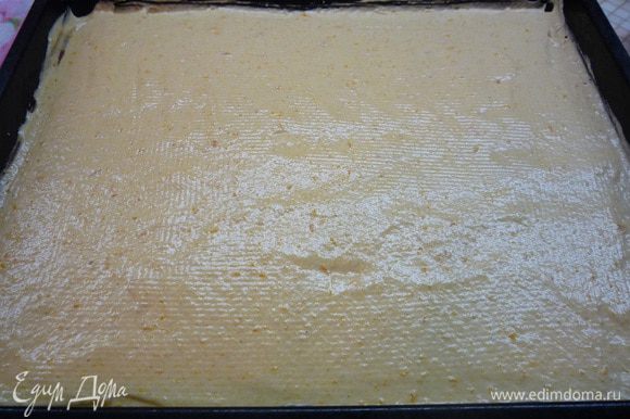 Выкладываем тесто на противень с пергаментом или силиконовым ковриком и аккуратно распределяем по всей поверхности. Выпекаем в разогретой духовке при температуре 180°С 12—15 минут. Готовый бисквит при нажатии должен пружинить.