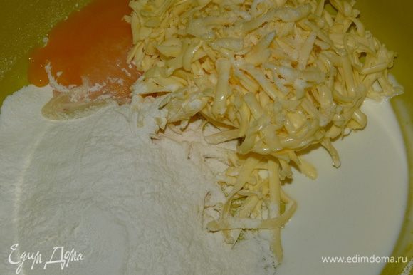 Сливочное масло натереть на терке. Добавить желток (белок пригодится для начинки), сливки, муку, соль и куркуму, и замесить тесто.