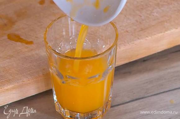 Натереть на мелкой терке 1 ст. ложку апельсиновой цедры, выжать сок из апельсинов — должно получиться 250 мл.