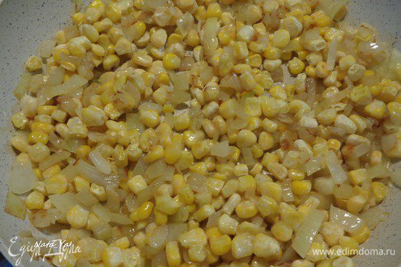 Добавить к луку замороженную кукурузу (предварительно размораживать не надо). Томить 2 — 3 минуты на огне. Если используете свежую кукурузу, то предварительно бланшируйте ее в кипящей соленой воде).
