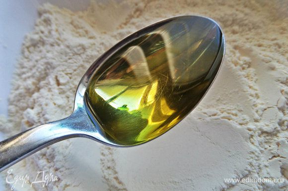 Влить оливковое масло 1 ложку.