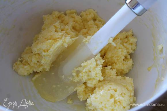 Масло с сахаром растереть до однородности. Вмешать в него яйцо, крахмал и ванильную эссенцию/сахар. Размешивать лучше лопаткой.