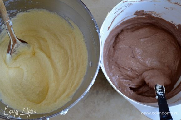 Разделить тесто на две равные части. В одну добавить ваниль, в другую добавить какао.