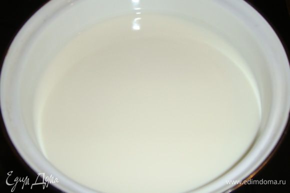 Сначала наливаем в кастрюлю нужное количество молока. Молоко лучше брать цельное или пастеризованное с жирностью 2,5%, так рикотта будет менее жирной. Ставим кастрюлю на медленный огонь.