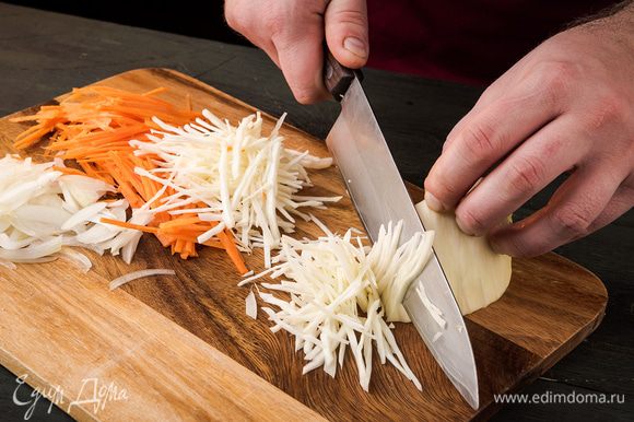 Овощи и зелень помыть и обсушить. Морковь нарезать соломкой, нашинковать капусту, мелко нарезать лук.