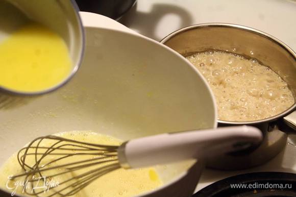 Яйца смешиваем с 4 столовыми ложками сахара. Добавляем ваниль, растопленные 50 г сливочного масла и опару, размешиваем снова.