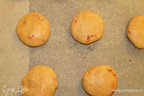 Формируем печенье, выкладываем на противень, застеленный пекарской бумагой. Отправляем в заранее разогретую до 180°С духовку на 15 минут или пока печенье не станет золотистого цвета.