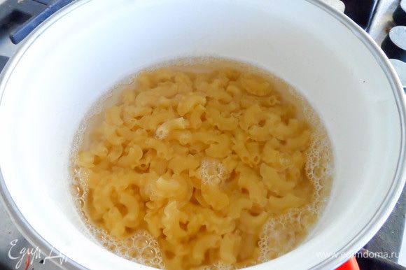 Отварить макароны в соленой воде до полуготовности.