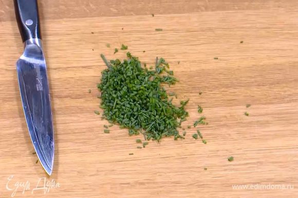 Шнитт-лук тонко нарезать и присыпать салат.