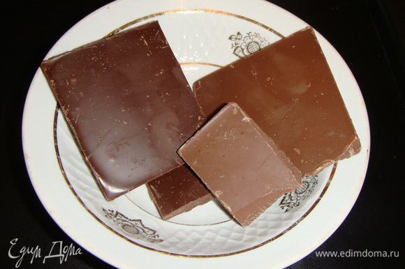Шоколад можно взять только молочный или только горький. Мне нравится, когда в напитке присутствуют два вида шоколада.