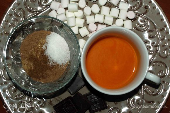 Какао смешать с ванильным сахаром, молотым мускатным орехом, коричневым сахаром. Шоколад поломать на кусочки.
