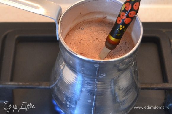 Когда напиток немного нагреется, кидаем в него шоколад. После этого напиток нужно постоянно помешивать, чтобы шоколад хорошо растворился. Доводить какао до кипения не нужно, выключаем огонь, когда шоколад растворится, а на поверхности напитка выступит пенка.