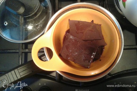 Нагрейте духовку до 180°С. Растопите шоколад с 1 ст. л. растворимого кофе и 60 мл воды. Хорошенько размешайте.