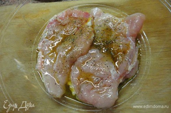 Филе курицы слегка отбить и замариновать в смеси соли, перца, куркумы, орегано и растительного масла.