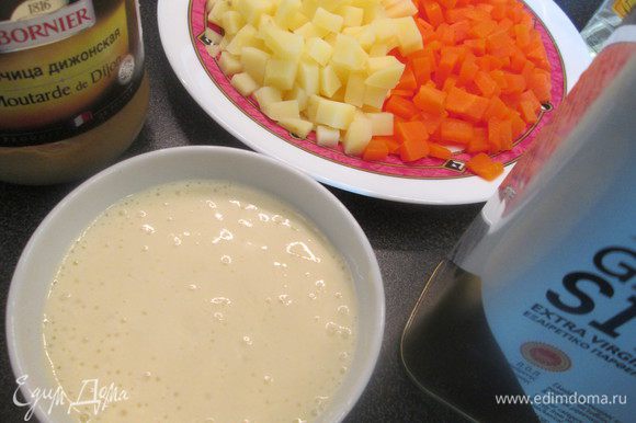 Майонез готов. Нарезаем кубиками очищенную морковь и картофель. Отвариваем их отдельно, картофель в воде с 1 столовой ложкой уксуса, морковь в обычной воде.
