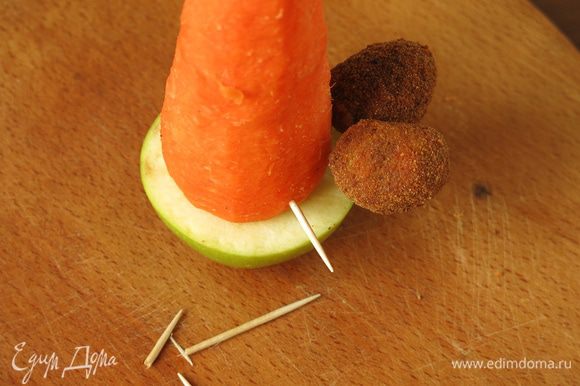 Вставляем в морковь зубочистки, кусочки 2/3 острием наружу, надеваем оливки.
