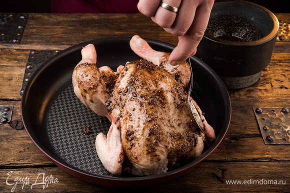 Этой смесью натереть курицу снаружи со всех сторон. Поставить в разогретую до 175°С духовку и выпекать 1 час.