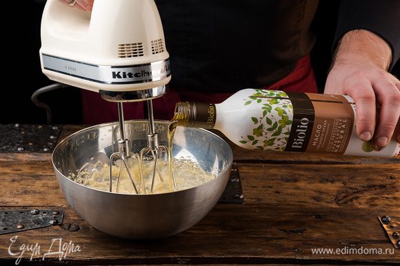 Растереть растопленное сливочное масло и яйцом и сахаром, добавить масло грецкого ореха Biolio. Все тщательно перемешать.