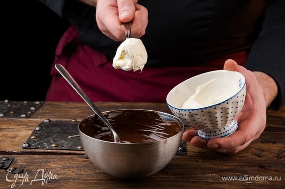 Приготовим шоколадную глазурь. Растопить сливочное масло и шоколад, добавить сметану. Затем взбить до загустения.