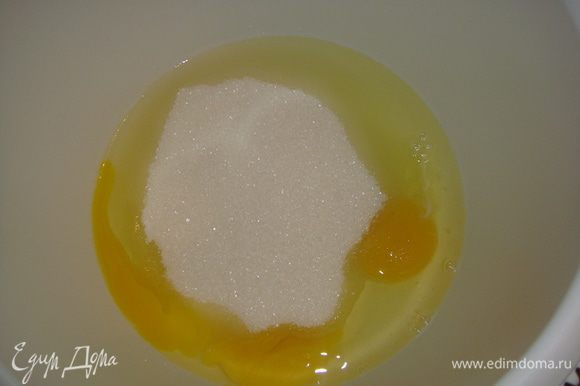 Слегка взбить яйца с сахаром и ванильным сахаром.