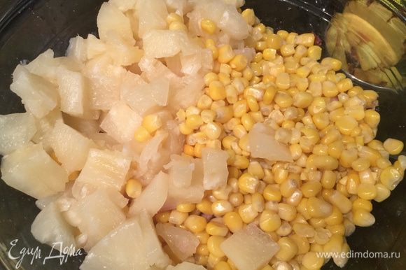 В большой миске смешайте курицу, порезанные на кусочки ананасы, кукурузу.