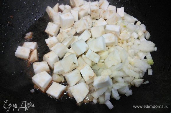 В этой же сковороде пассеровать лук и чеснок, я добавила кусочек сельдерея, нарезанного кубиком. При необходимости добавить масло. Пассеровать несколько минут на среднем огне, затем добавить перец.
